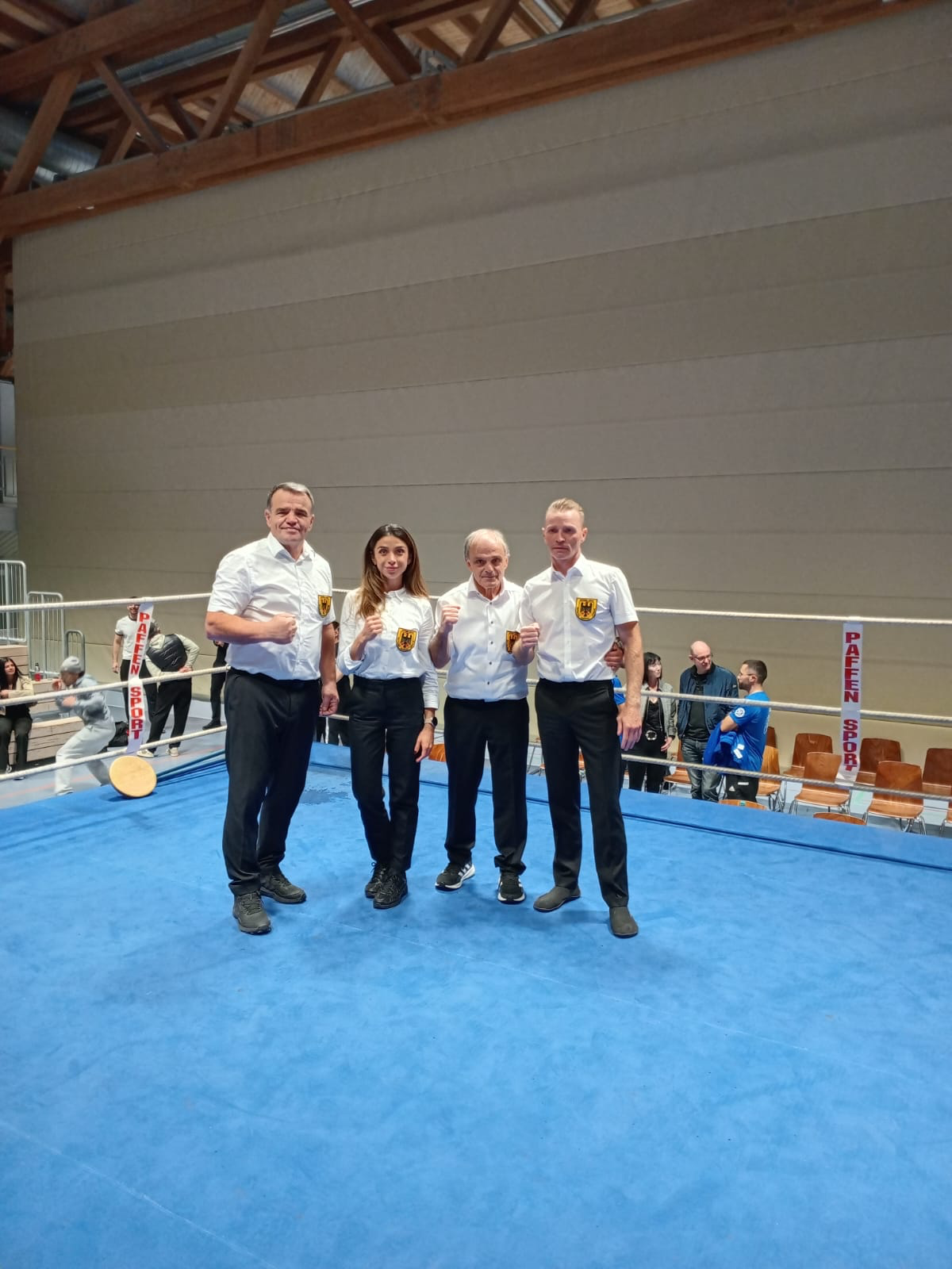 Giovanni und seine Kampfrichterkollegen gemeinsam im Boxring in Sindelfingen