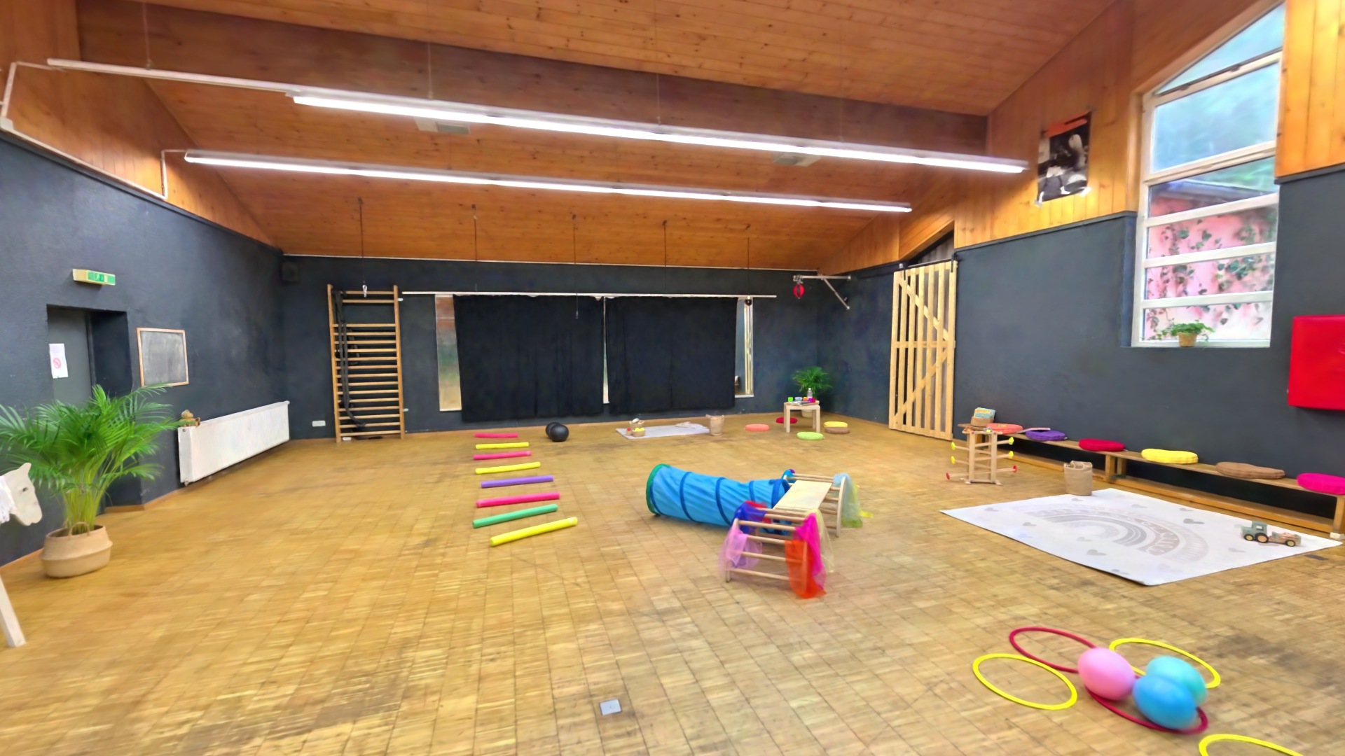 Kameraflug: Die Kinderspielgruppe